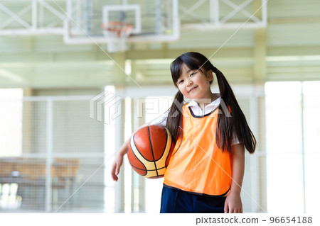kid playing basketball 96654188
