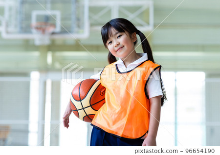kid playing basketball 96654190