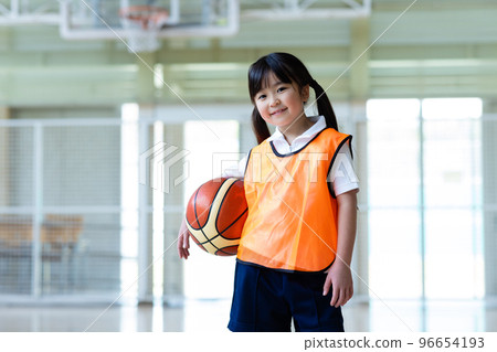 孩子打籃球 96654193