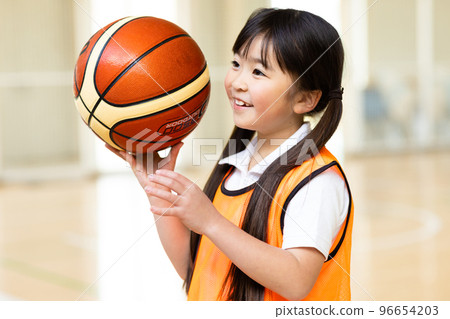 孩子打籃球 96654203