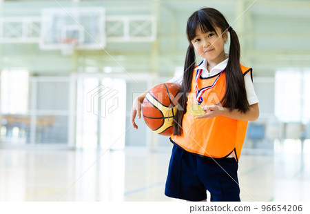 孩子打籃球 96654206
