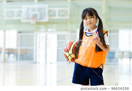 孩子打籃球 96654208