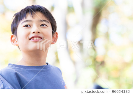 公園裡開心玩耍的小學生 公園裡開心玩耍的小學生 96654383