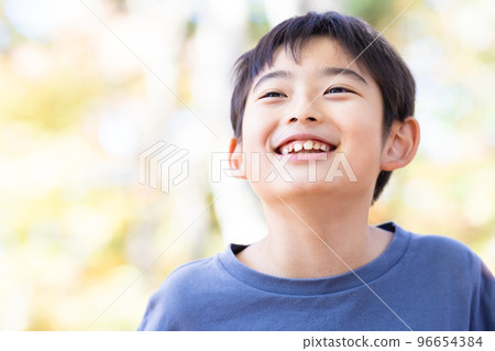 Elementary school students playing cheerfully in the park 96654384