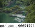山間溪流風景，綠意盎然 96654594
