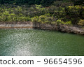 大壩湖的景色，擁有美麗的新鮮綠地和綠水 96654596