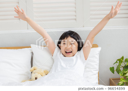 孩子早早醒來 96654899