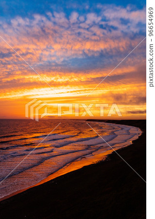 海の上の写真です Sunset and cliff coastline - Stock Photo [96654969] - PIXTA