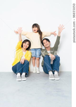 父母和孩子揮手 96655050