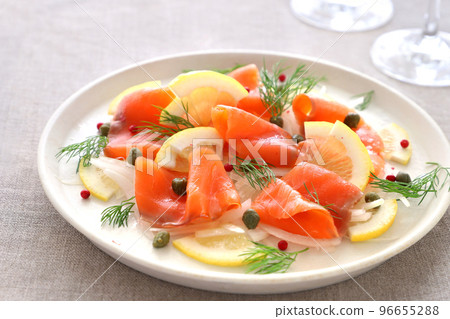 煙熏三文魚沙拉醃製生牛肉片 96655288