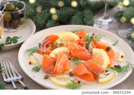 煙熏三文魚沙拉醃製生牛肉片 96655294