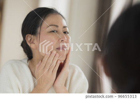 Image of a middle-aged woman who suffers from aging skin 96655313