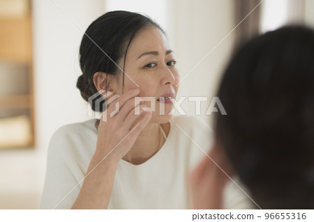 皮膚老化的中年婦女形象 96655316