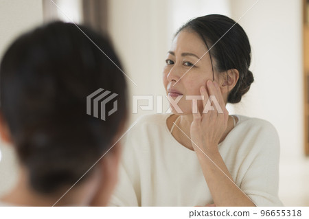 皮膚老化的中年婦女形象 96655318