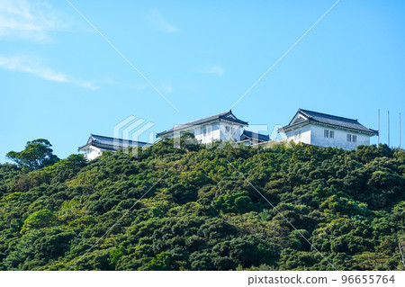 The ruins of Tomioka Castle in Amakusa surrounded by white walls (Kumamoto Prefecture) 96655764