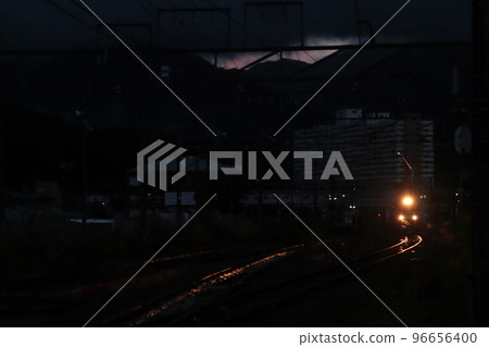 EH200-type freight train running on the Joetsu Line at dusk_Photographed on October 8, 2022 96656400