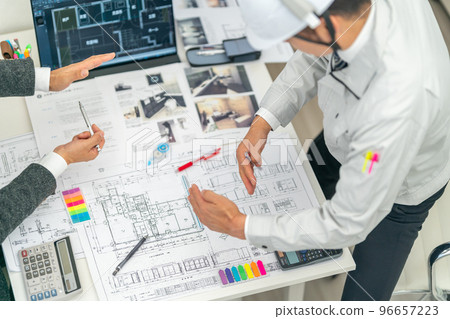 Site agent, construction supervisor, first-class architect, drawing, meeting, construction site, design explanation, size, dimension confirmation 96657223