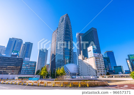 日本東京城市景觀,俯瞰新宿站前的摩天大樓 日本東京城市景觀,俯瞰新宿站前的摩天大樓 96657371