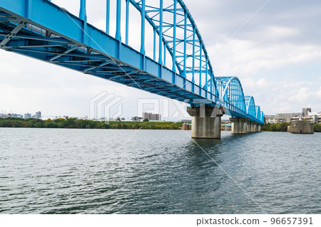 大阪市旭區淀川上的淀川吊橋 96657391