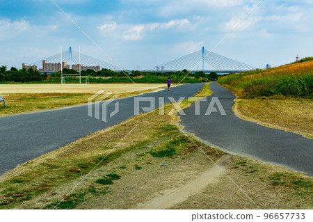大阪市朝日區淀川河公園菅原城北橋和慢跑路 大阪市朝日區淀川河公園菅原城北橋和慢跑路 96657733