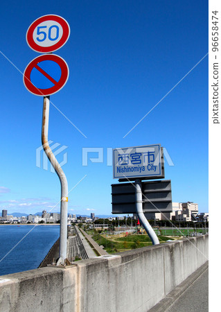 從蘆屋市到西宮市,乘坐兵庫縣道573號蘆屋鳴濱線,過宿川橋 從蘆屋市到西宮市,乘坐兵庫縣道573號蘆屋鳴濱線,過宿川橋 96658474
