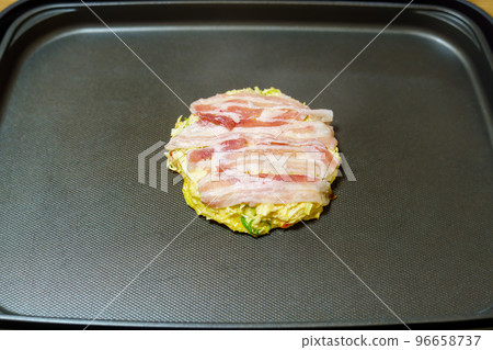 在熱板上製作的御好燒 96658737