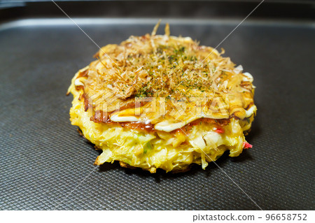 在熱板上製作的御好燒 在熱板上製作的御好燒 96658752