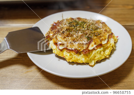 在熱板上製作的御好燒 96658755