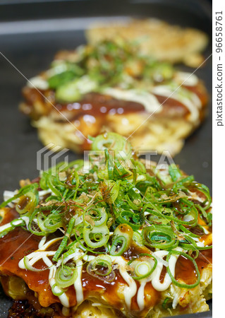 在熱板上製作的御好燒 96658761