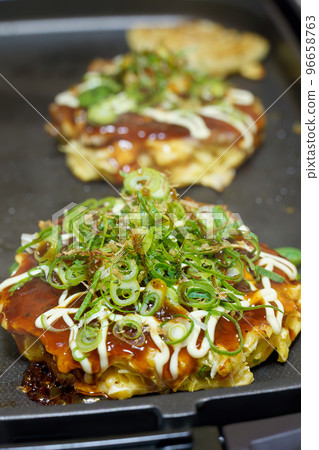 在熱板上製作的御好燒 96658763