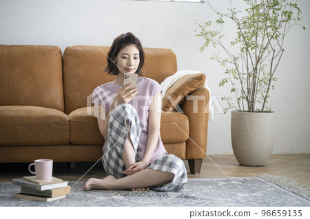 有智能手機的一個少婦 96659135