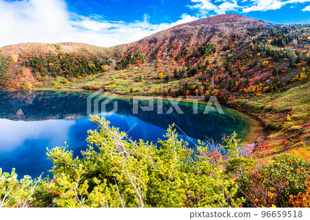 [Fukushima Prefecture/Bandai Azuma Skyline] Let's go see the witch's eyes and autumn leaves of Issaikyoyama Trekking Cobalt Blue! 96659518