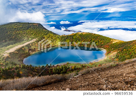 [Fukushima Prefecture/Bandai Azuma Skyline] Let's go see Goshikinuma and autumn leaves of Issaikyoyama trekking and cobalt blue! 96659536