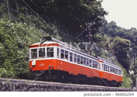 在 Iriuda 和箱根湯本之間運行的箱根登山鐵道 115-104 號列車,拍攝於 1982 年 5 月 29 日,Kodachrome 64 在 Iriuda 和箱根湯本之間運行的箱根登山鐵道 115-104 號列車,拍攝於 1982 年 5 月 29 日,Kodachrome 64 96660269