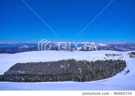 長野縣諏訪市從富士山中部眺望西北側（北阿爾卑斯山、美原山、三峰山等）的景色。 96660359