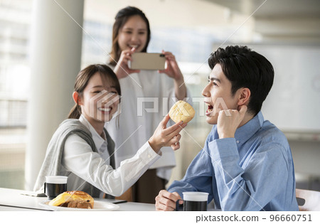 Young men and women of students having lunch happily 96660751