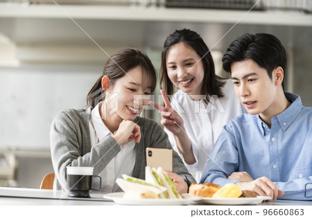 學生男女青年愉快地吃午飯 96660863