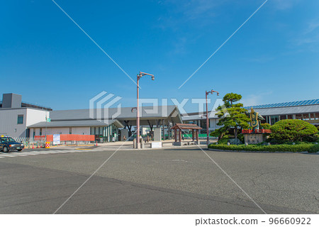 輪渡碼頭前的旋轉台,是廣島旅遊勝地宮島的門戶 輪渡碼頭前的旋轉台,是廣島旅遊勝地宮島的門戶 96660922