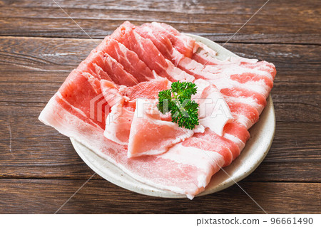 切成薄片的五花肉放在盤子裡 切成薄片的五花肉放在盤子裡 96661490