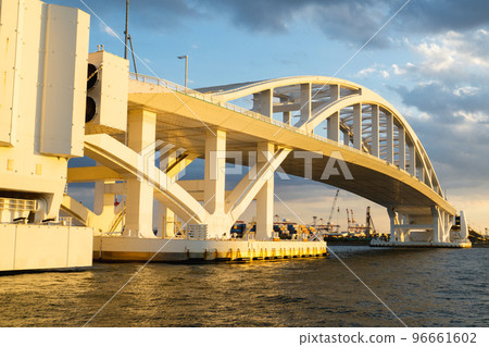 橫跨大阪市木之花區舞洲和夢島的夢舞大橋（2013年大阪世博會竣工） 96661602