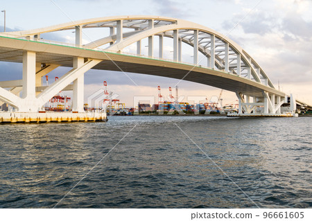 橫跨大阪市木之花區舞洲和夢島的夢舞大橋（2013年大阪世博會竣工） 96661605
