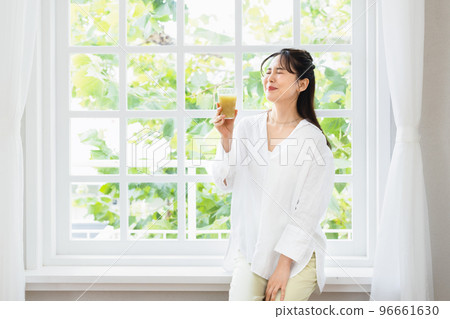 一個女人喝蔬菜汁 96661630