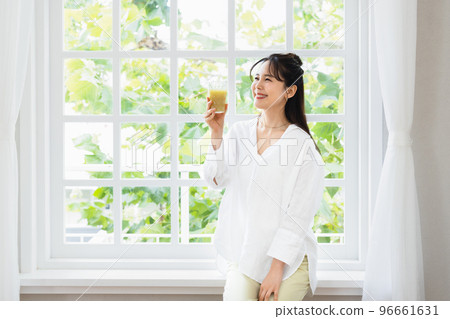 一個女人喝蔬菜汁 96661631