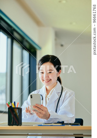 年輕的女醫生做在線醫療 96661768