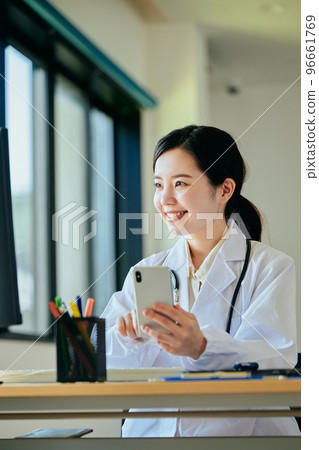 年輕的女醫生做在線醫療 年輕的女醫生做在線醫療 96661769