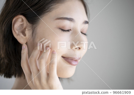 Woman in her early 30s beauty skincare image portrait 96661909