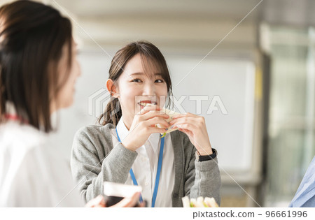 Young men and women having lunch happily 96661996