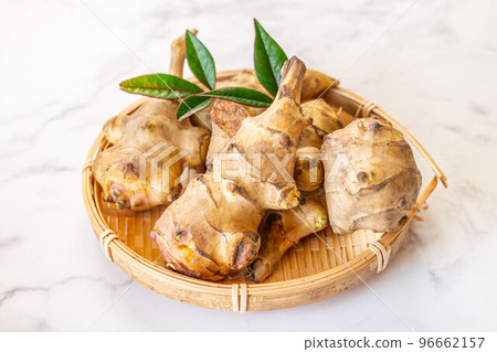 竹籃上的菊芋 96662157