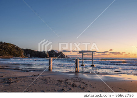 黃昏時的千葉縣勝浦市八坂神社一野鳥居(白色鳥居)Ubara Beach 黃昏時的千葉縣勝浦市八坂神社一野鳥居(白色鳥居)Ubara Beach 96662786