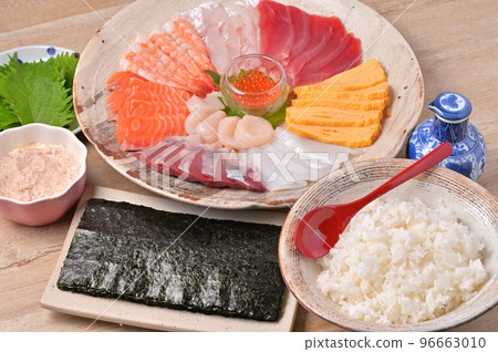 Hand-rolled sushi, hand-rolled sushi, hand-rolled sushi, Japanese food, handmade, dinner, gathering, ingredients, seafood, home cooking. 96663010